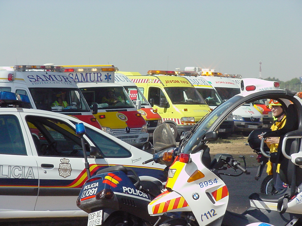 ambulancias, coche y moto de policía